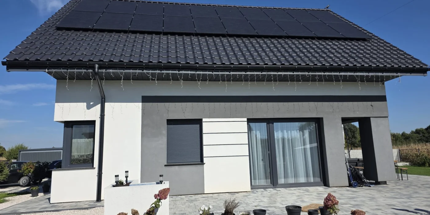 Dom jednorodzinny w Łańcach z instalacją fotowoltaiczną 10 kW — czarne panele na dachu